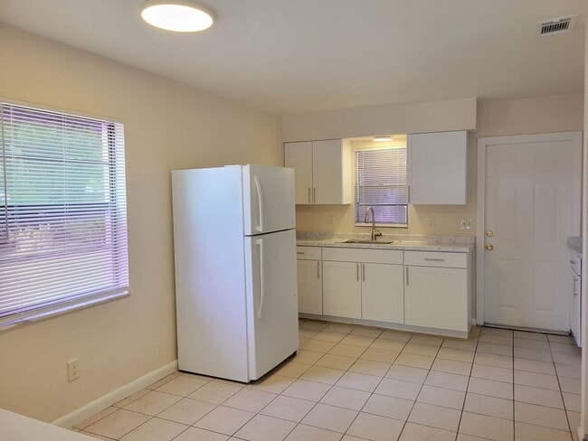 Building Photo - Renovated Two-Bedroom Apartment near Lake Howard