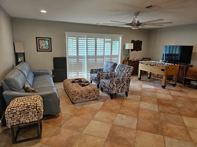Building Photo - 320 Yuma Dr