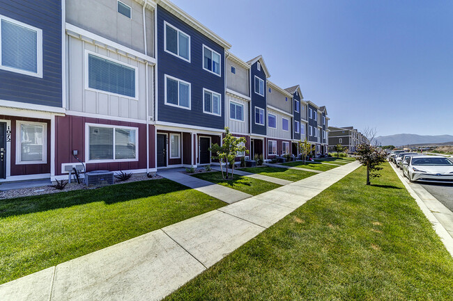 Building Photo - 1068 E Batten Ct