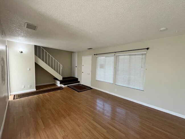 Foto del edificio - Two Story Three Bedroom Townhouse in San J...