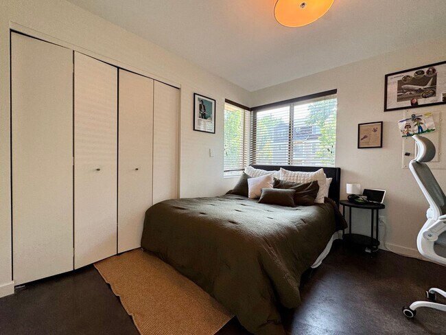 Building Photo - Ballard Townhome