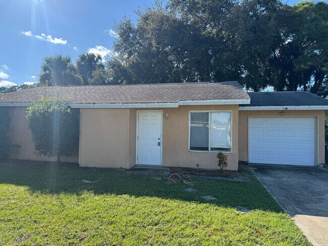 Foto del edificio - Stylish 2BR Cocoa Rental with Open Layout ...