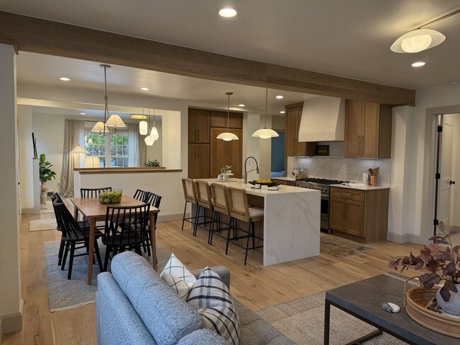 Foto del edificio - Beautiful Remodeled Sugar House Home