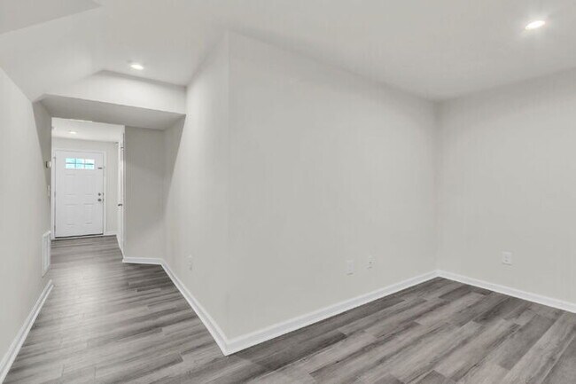 Foto del edificio - Modern 3BR Townhome with Bonus Room Near F...