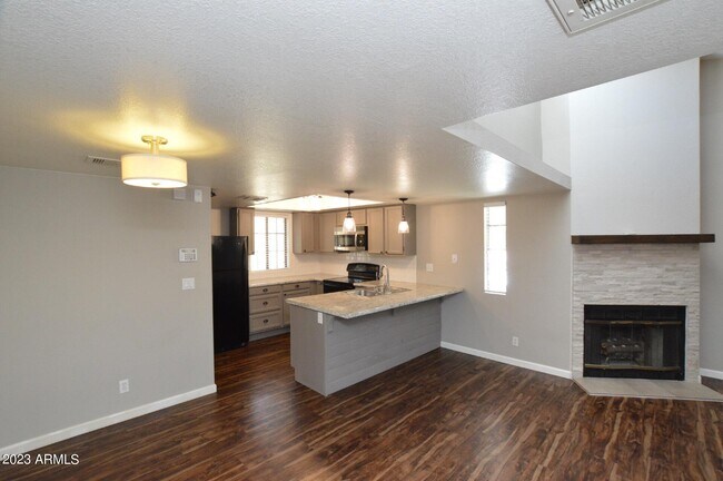 Building Photo - 2020 W Union Hills Dr