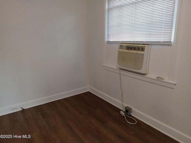 Building Photo - 321 Charlotte St