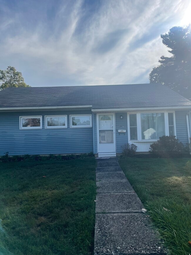 Building Photo - 2887 Archwood Pl