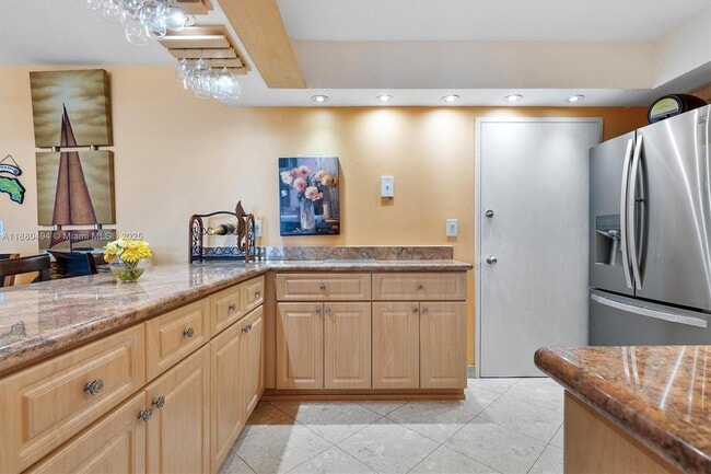 Building Photo - 5555 Collins Ave