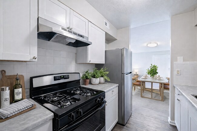 Cocina moderna con vista al comedor. - Blue Ridge Apartments