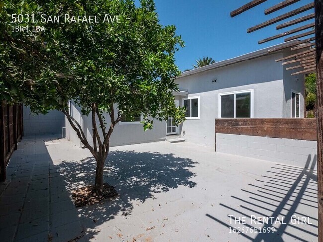 Foto del edificio - Dreamy Highland Park Cottage | One-Car Gar...