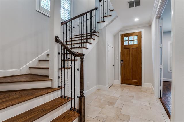 Building Photo - 2110 Helsminster Dr