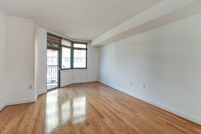 Building Photo - Gorgeous Studio w/ Hardwoods & Balcony