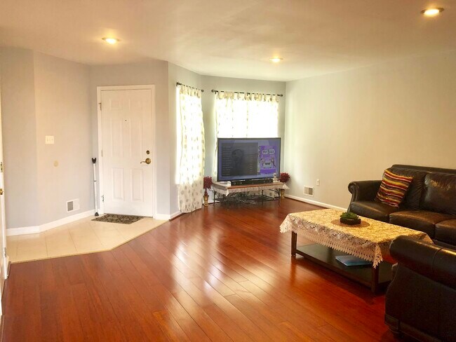 Foto del edificio - 26 Dickerson Ln
