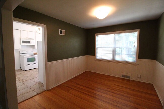 Building Photo - 2 Bedroom 1 Bath House in Mission, Kansas