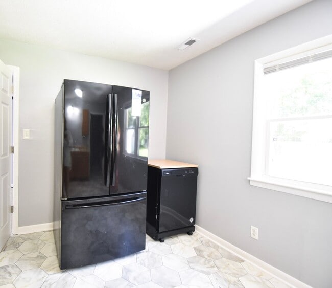 Building Photo - 3 Bedroom 1.5 Bathroom- Pets Okay