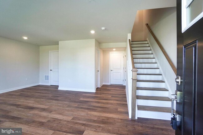 Building Photo - 4823 Lincoln Aly