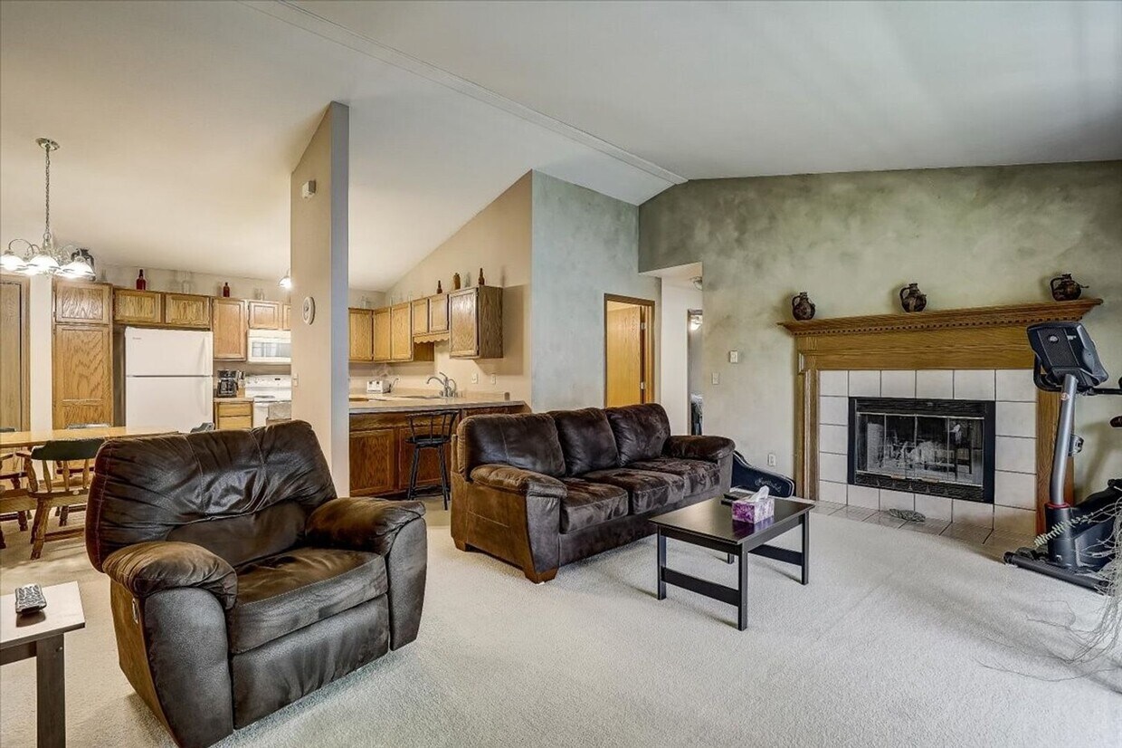 Foto del edificio - Spacious 3 Bedroom, 2 Bath Upper Apartment – Available August 1