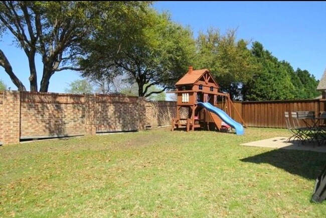 Foto del edificio - 2902 Cedar Wood Dr