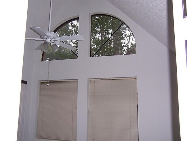 Foto del edificio - 16800 Sugar Pine Dr