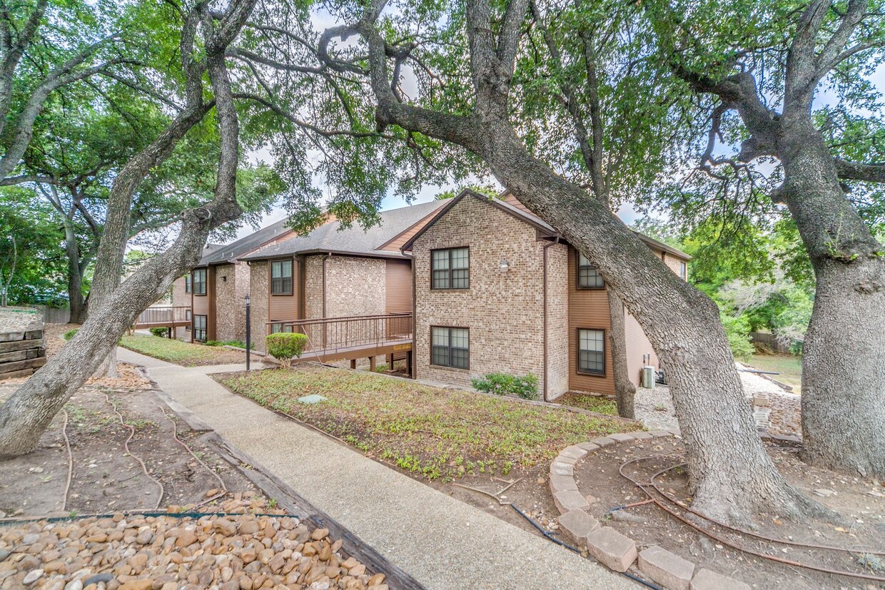 Primary Photo - Spacious Second-Story Condo Near Medical C...