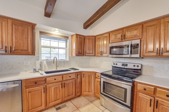 Building Photo - Beautiful Split-Level 4 Bed 3 Bath Home in Central Fort Collins!