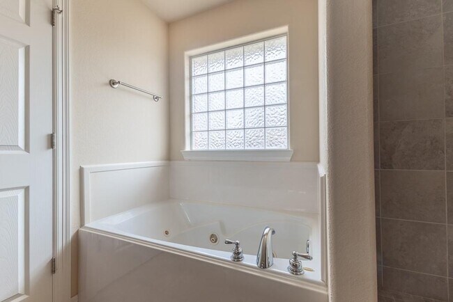 Building Photo - 3558 W Clearwood Dr