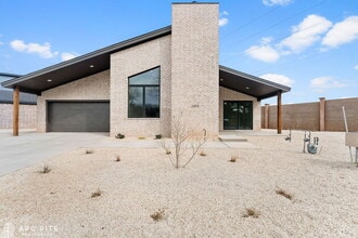 Building Photo - 2303 Toledo Ave