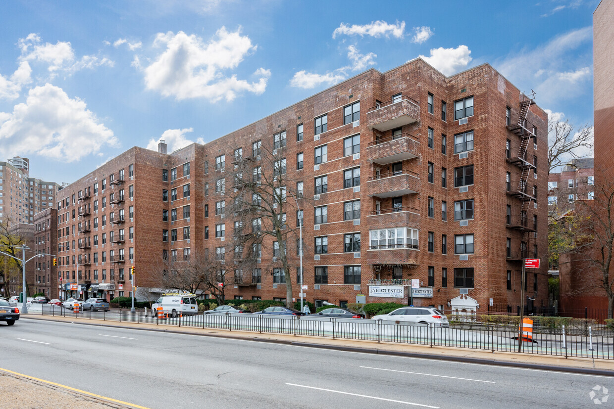 Foto principal - 10230 Queens Blvd