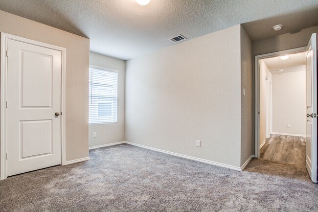 Foto del edificio - 4 Bed | 2 Bath Open-Concept Home with Resort-Style Amenities & Modern Upgrades