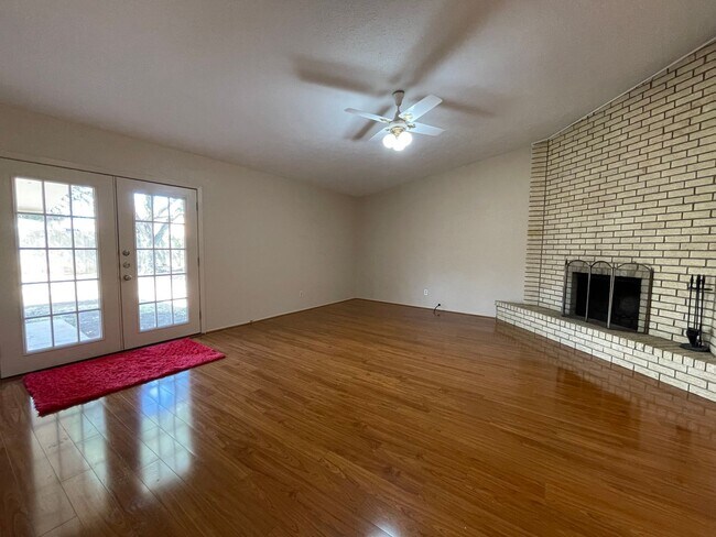 Building Photo - COMING SOON - SPACIOUS 3 BEDROOM 2 BATH BRICK HOME