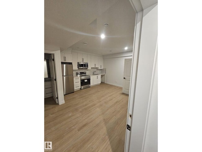 Building Photo - Basement 9806 107 Morinville AV