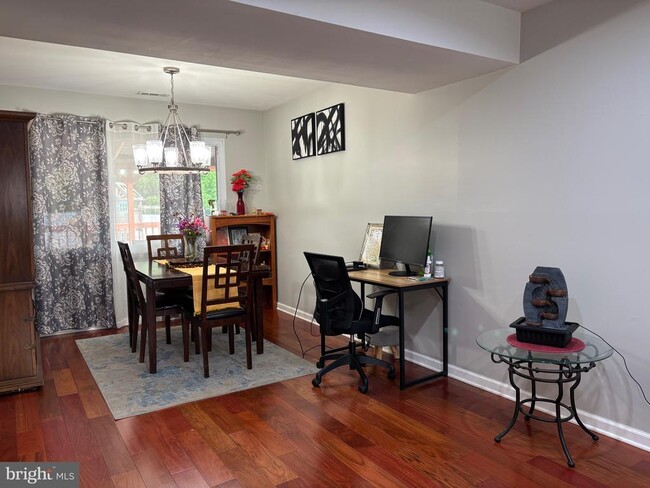 Foto del edificio - 208 Burnam Wood Dr