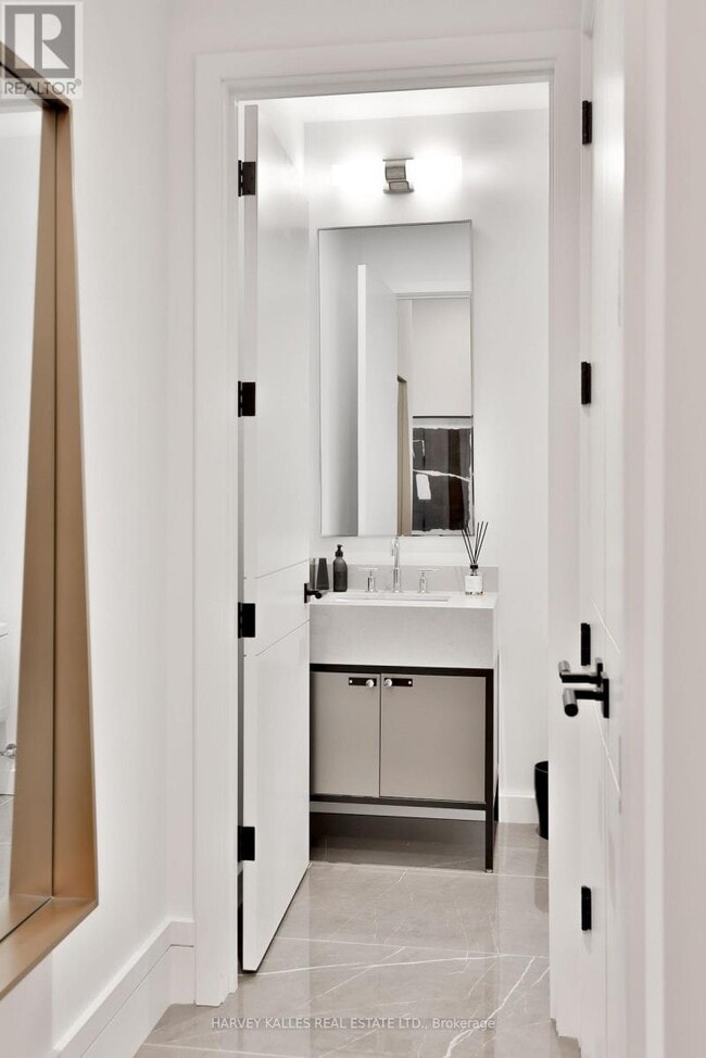 Building Photo - 215 Lonsdale Rd