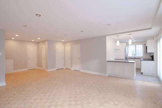 Building Photo - 4555 Av. Bonavista