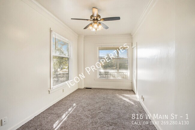 Building Photo - HUGE 4 bed Across from K college!