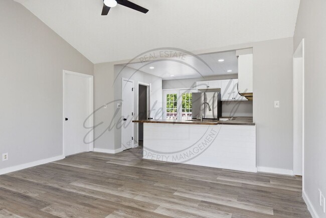 Foto del edificio - SPRING SPECIAL 1/2 OFF First Months Rent: Three Bedroom home in Clarksville with Basement!