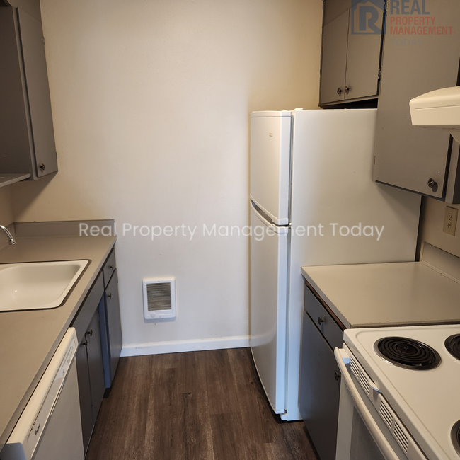 Building Photo - $300 OFF BLACK FRIDAY SPECIAL!! 2 bed 1 ba...