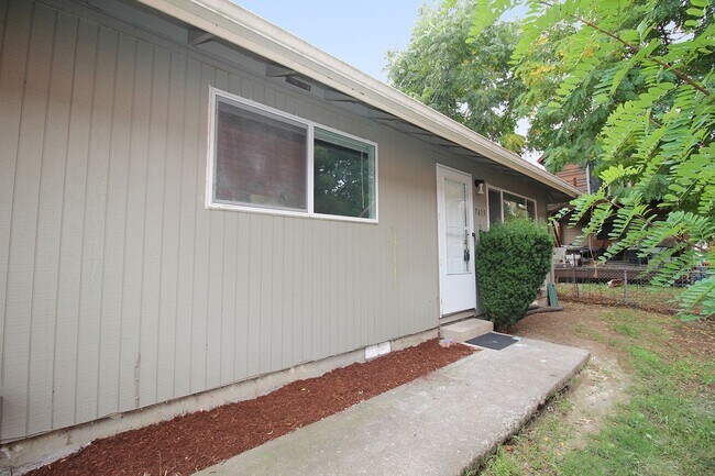 Foto del edificio - 7615-7615 N Curtis Ave