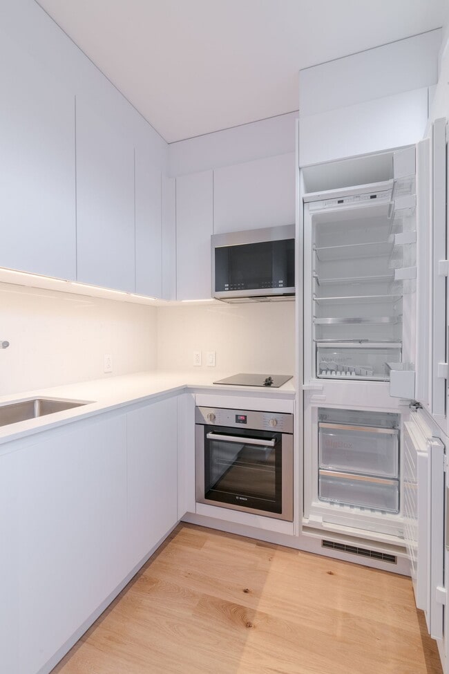 Building Photo - 6885-6891 Sherbrooke west