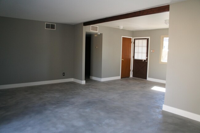 Building Photo - 1400 W Geneva Dr