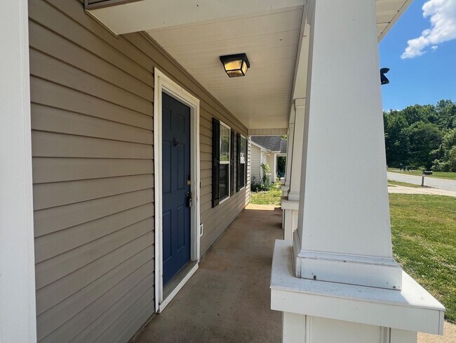 Foto del edificio - Charming 3 Bed/2.5 Bath Home - 2 Story - 1 Car Attached Garage - Covered Porch - Private Wooded Back