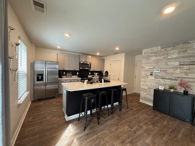 Foto del edificio - Fully Furnished - Move in Ready - Less than 12 month lease in SNEADS FERRY