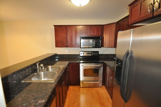 Building Photo - 2 Bedroom 2 Bath Condo with Pool and Priva...