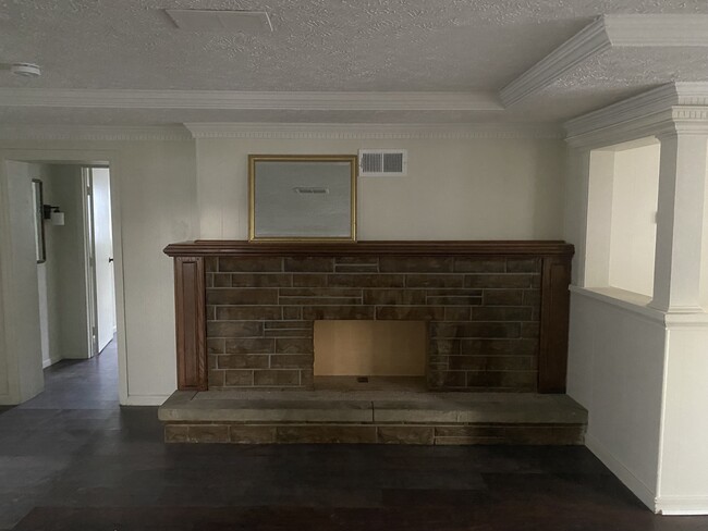 Building Photo - 112 W Tyler St