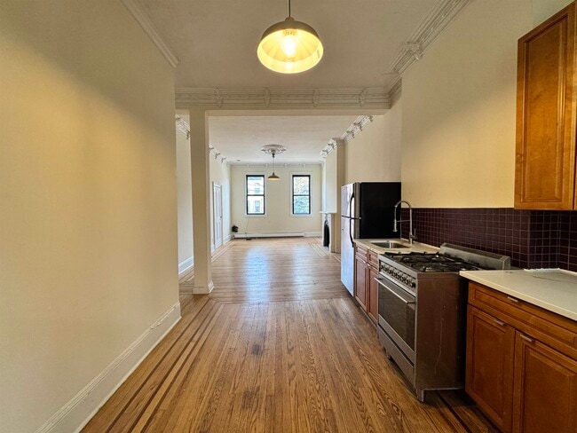 Building Photo - 19 Henry St