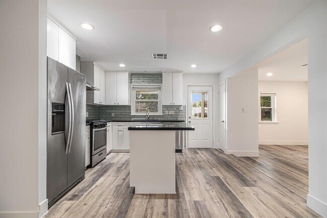 Building Photo - 9921 Westview Dr