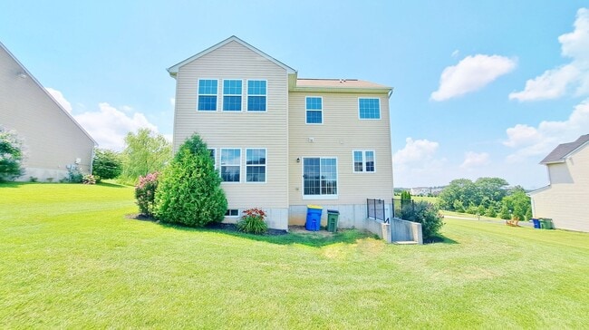 Building Photo - 3 Bed / 3 Bath Single Family Home w/2-Car ...