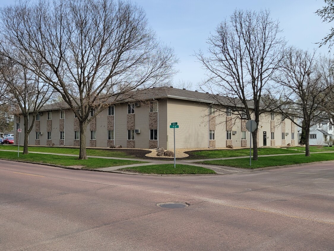 Primary Photo - 8th & 8th Apartments