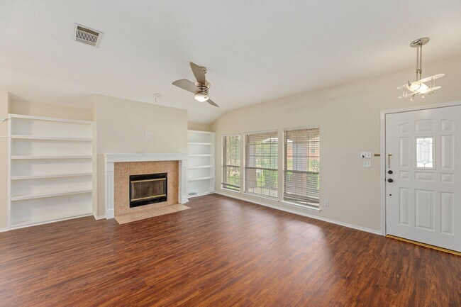 Foto del edificio - 1403 Haley Gray Dr