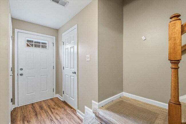 Foto del edificio - Charming 3-Level Townhome